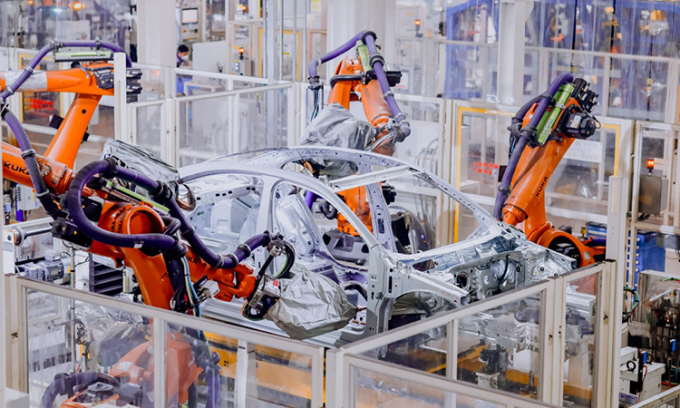 Các cánh tay robot sản xuất ôtô tại một nhà máy ở thành phố Thanh Đảo, tỉnh Sơn Đông, Trung Quốc vào ngày 20/12/2022. Ảnh: Xinhua