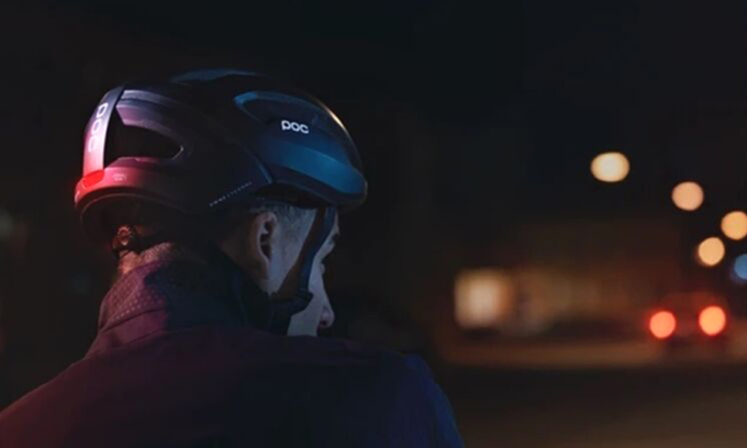 智能头盔在天黑时会开灯雲联科技