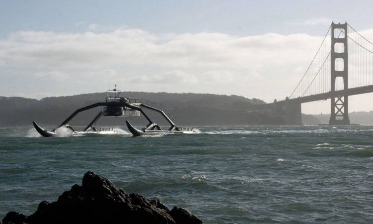 漂浮在水面上的船雲联科技“蜘蛛腿”