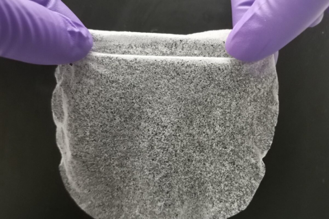 Một mẫu màng gel mới với khả năng hút hàng lít nước từ không khí mỗi ngày. Ảnh: Đại học Texas Austin